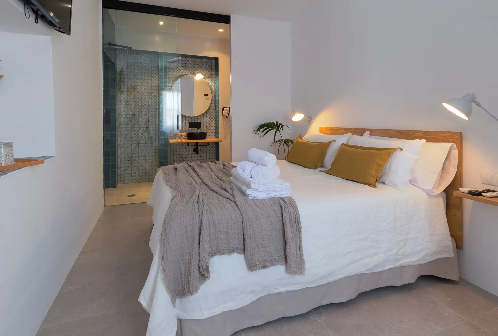 Habitación Levante - Habitación íntima con baño turquesa | Hospedería Manzanilla, Vejer